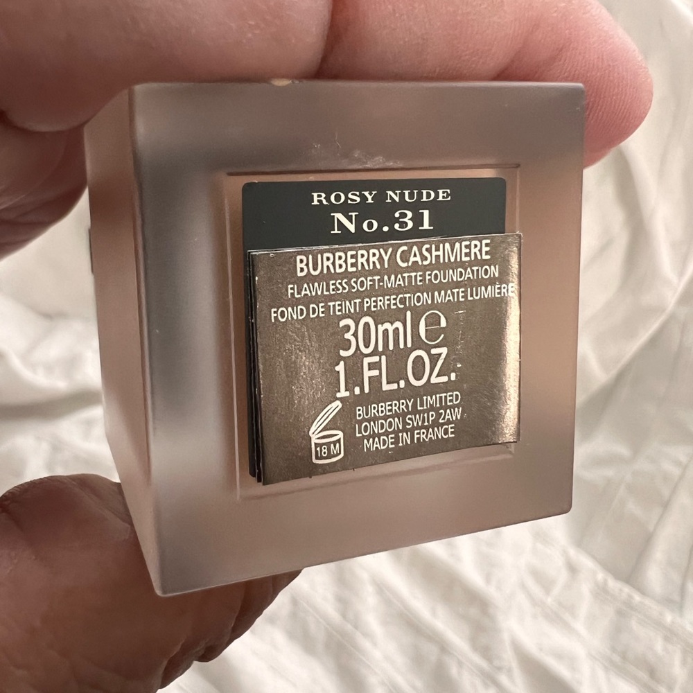 NIB BURBERRY CASHMERE FOUNDATION No.31 ROSY NUDE - Picture 2 of 3